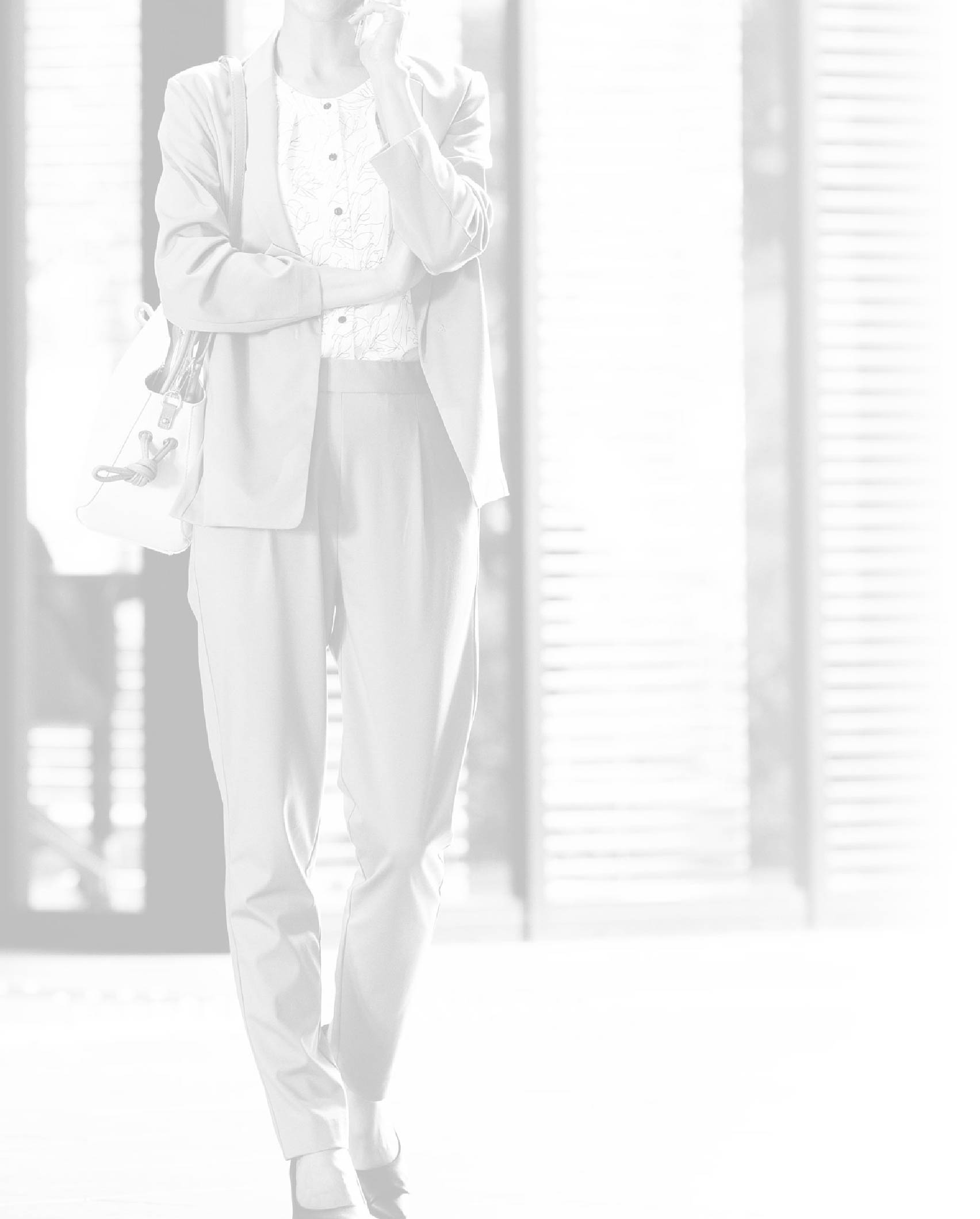街を歩く女性