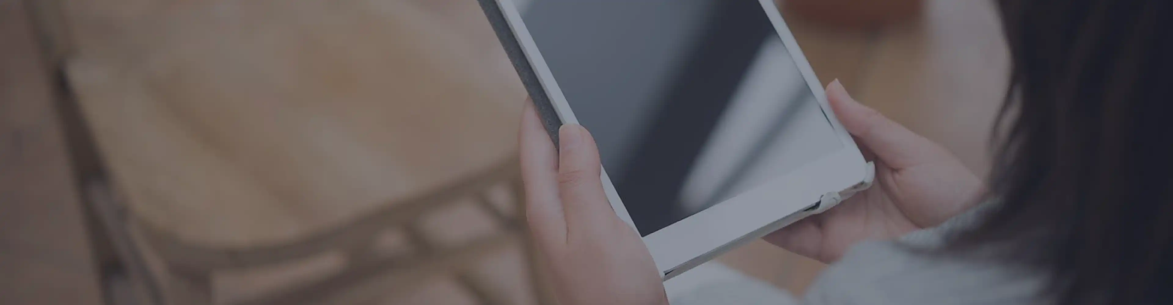 タブレット端末を確認している人