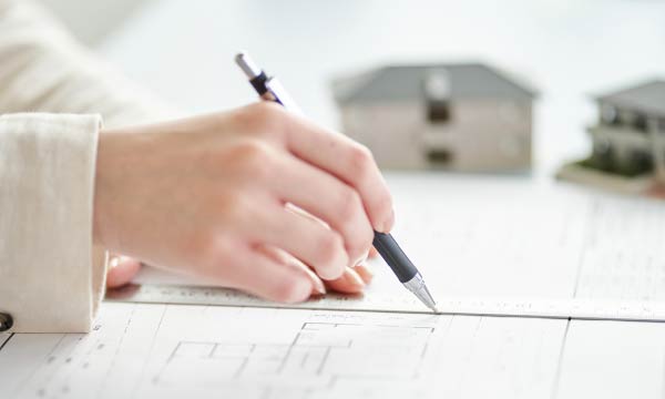 図面を描いている様子