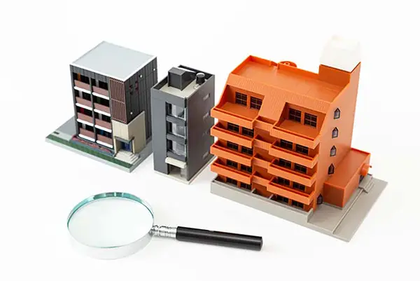 マンションの模型と虫眼鏡