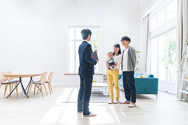 新築マンションのモデルルーム見学をする人