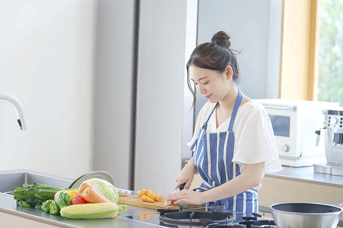 料理をする女性