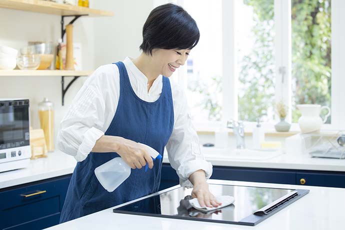 キッチンを掃除する女性