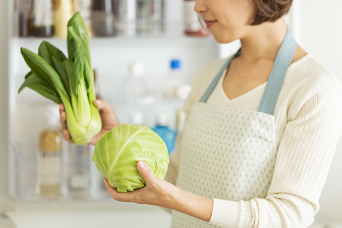 冷蔵庫と野菜と女性