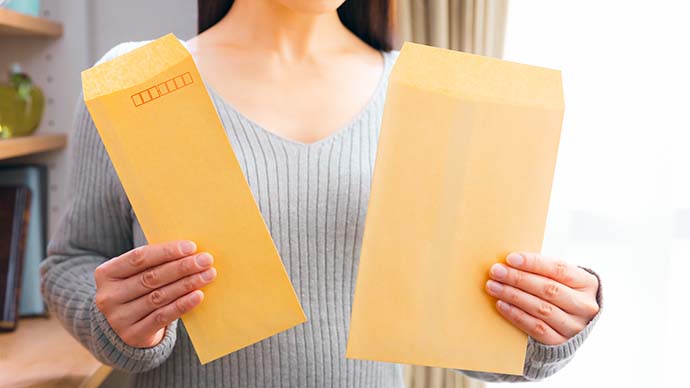 さまざまな請求書が入った封筒のイメージ