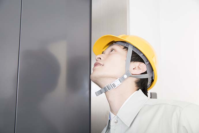 共用エレベーターの点検をしている図