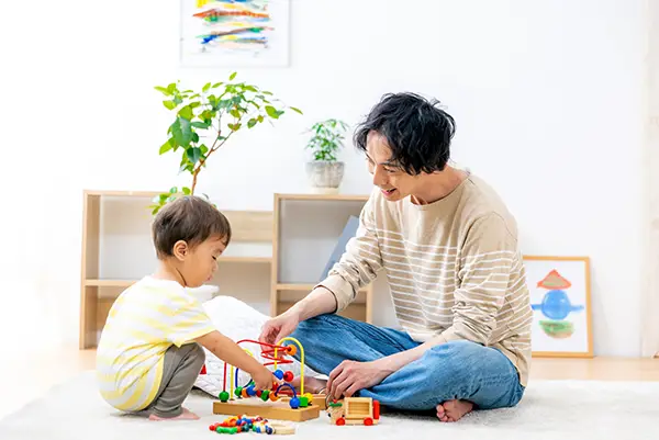 リビングで遊ぶ家族