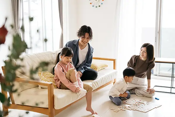 リビングで過ごす幸せな家族