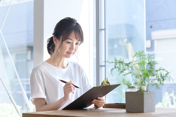 必要事項を記入している女性