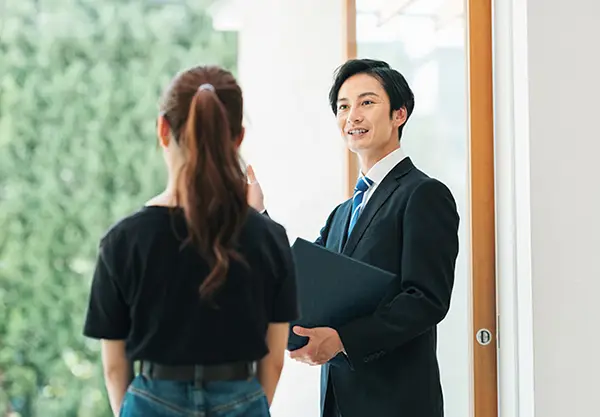 モデルルーム案内中の販売担当者