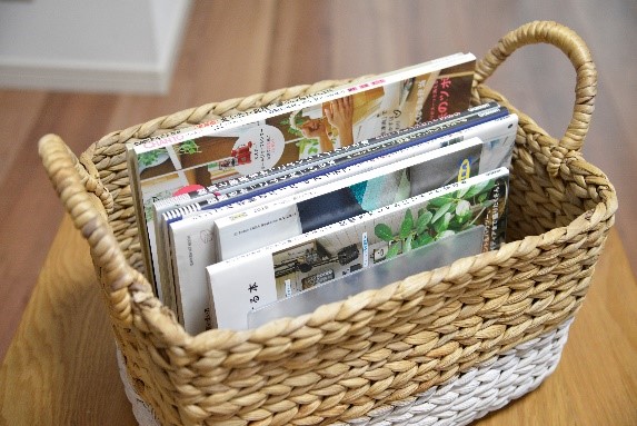 持ち手付きのカゴに 雑誌を入れたところ
