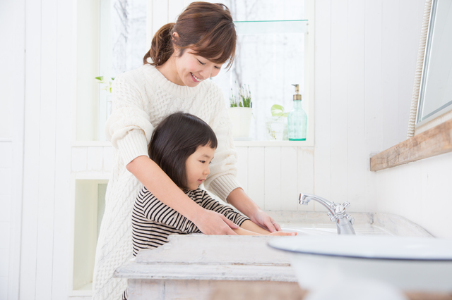 洗面所で手を洗う母娘