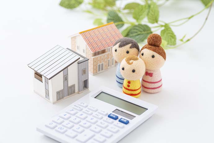 家の模型と人形と電卓