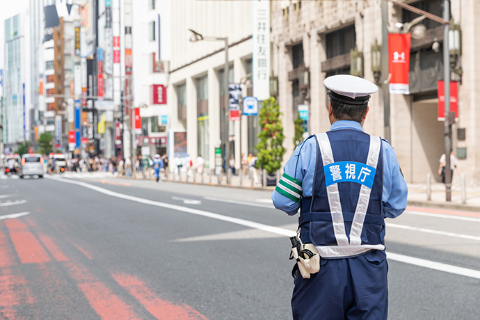 パトロールをする警官