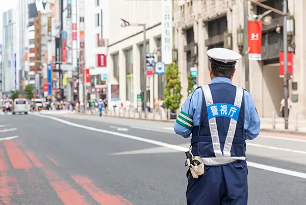 パトロールをする警官