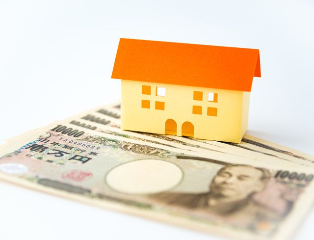 1万円札と家の模型