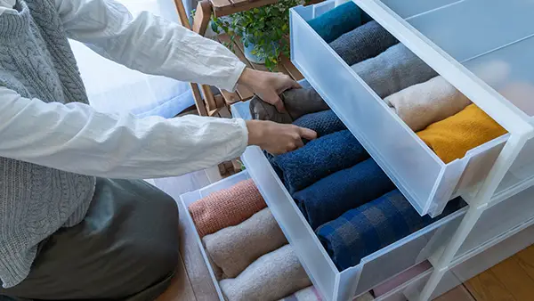 衣類が入った収納棚