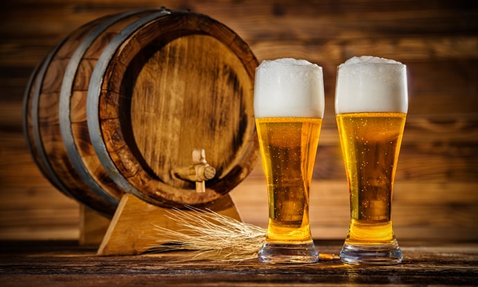 ビール樽とグラス