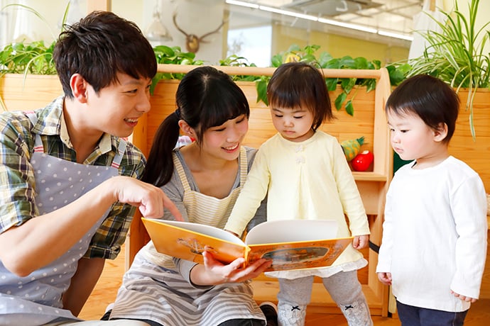 保育士と子ども