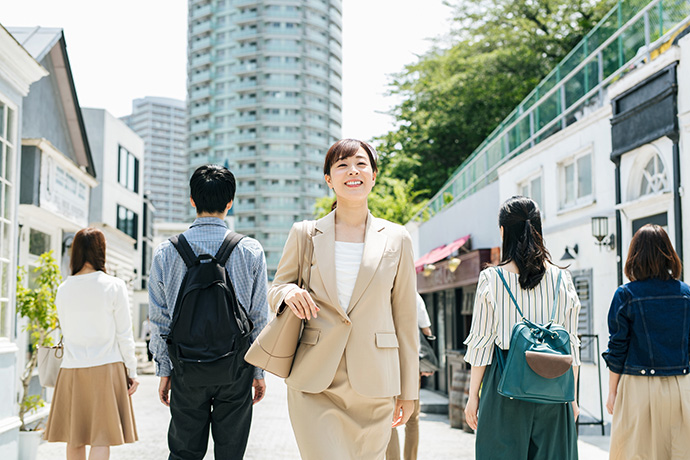 スーツ姿の女性