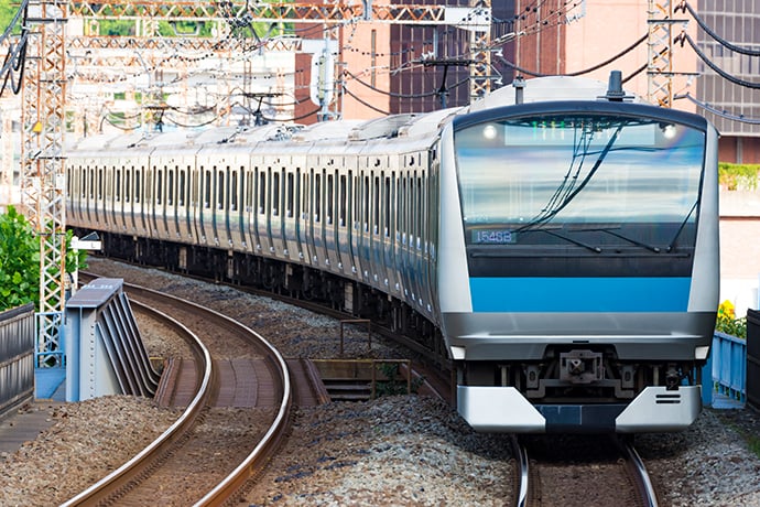 JR京浜東北線E233系 電車が走っているところ
