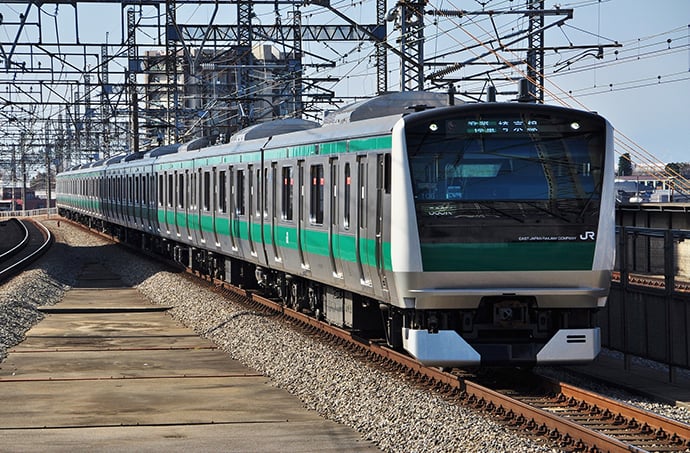 JR埼京線E233系 電車が走っているところ