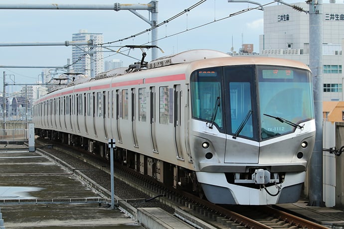 つくばエクスプレス線TX1000系 電車が走っているところ