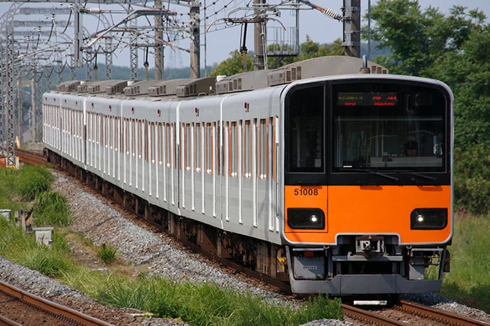 東武東上線50000系　電車が走っているところ