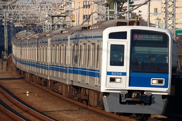 西武池袋線6000系　電車が走っているところ