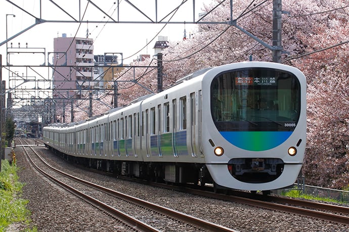 西武新宿線30000系　電車が走っているところ