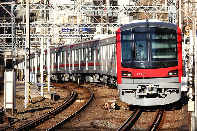 東武70000系　電車が走っているところ