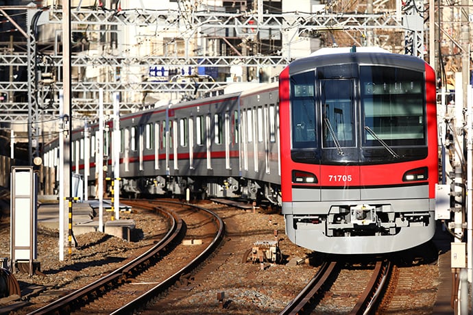 東武70000系 電車が走っているところ
