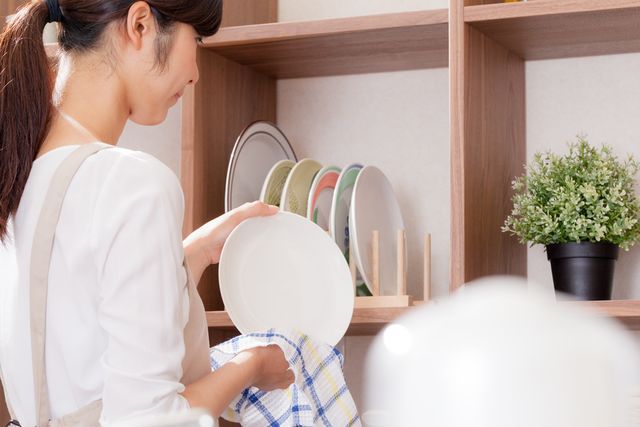 皿を片付ける女性