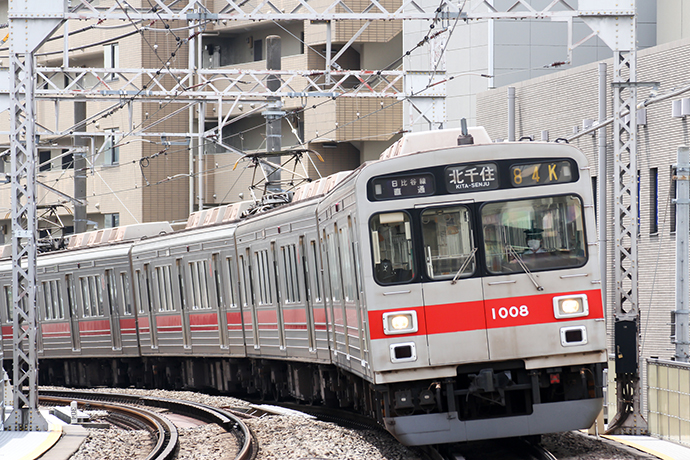 線路を走る東急線