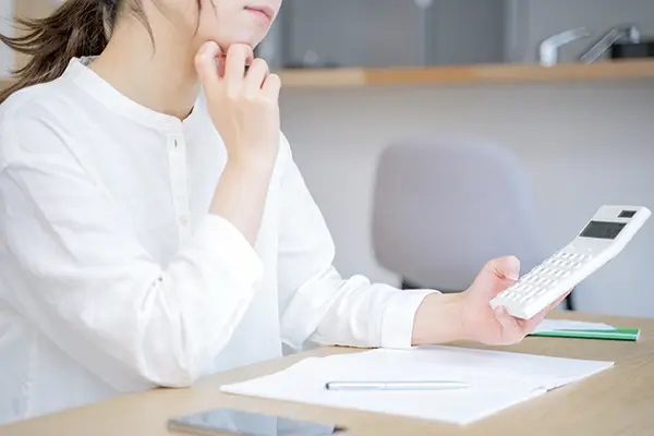 マンション買い替えの資金計画に悩む女性