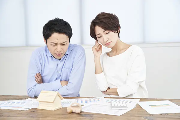 特別控除を調べる夫婦