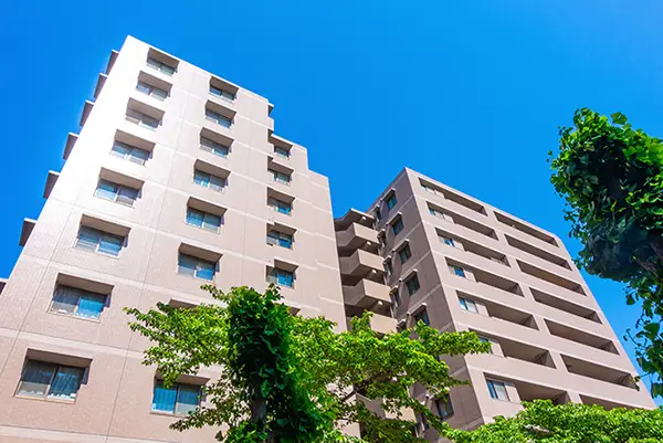 そびえたつマンション