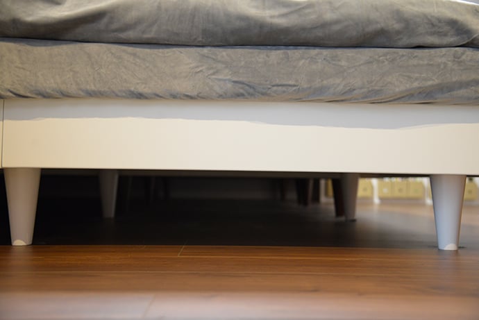 脚付きベッド下の空間