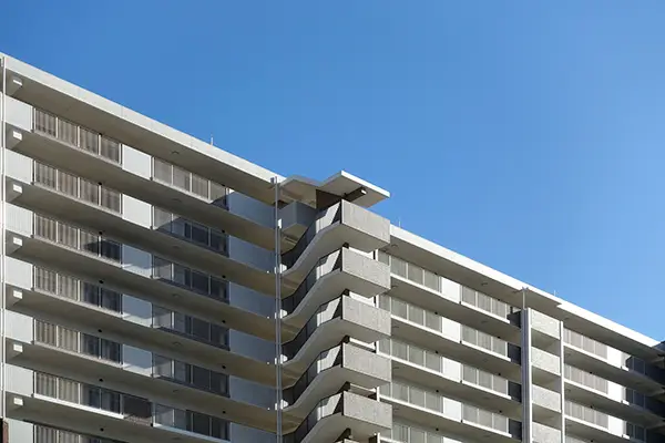 マンションと青空