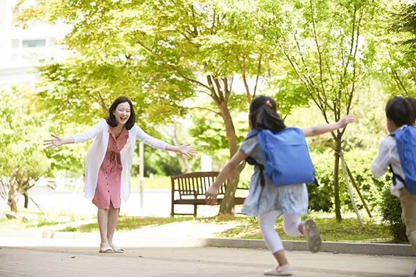 マンションに住む人とその子ども