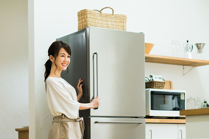 冷蔵庫　開ける　女性