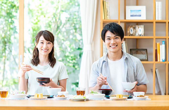 ダイニングで食事する若い夫婦