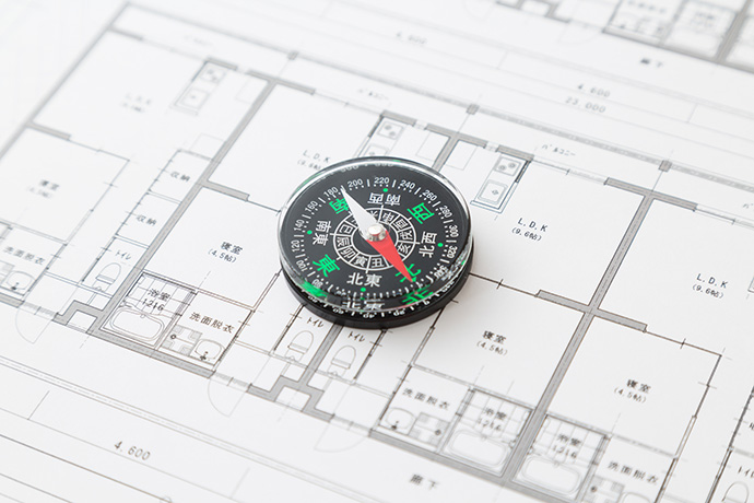 図面と方位磁石