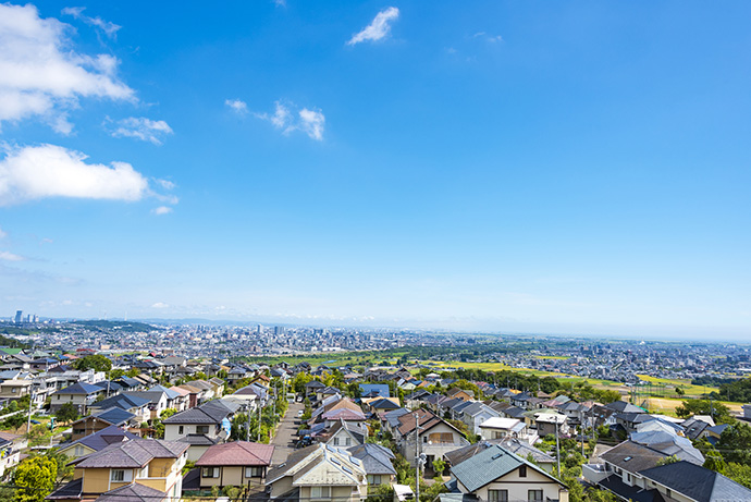 郊外から眺める街並み