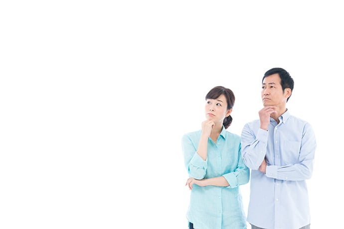 考える夫婦
