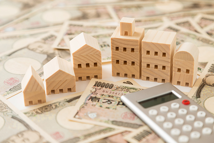 住宅の模型とお金