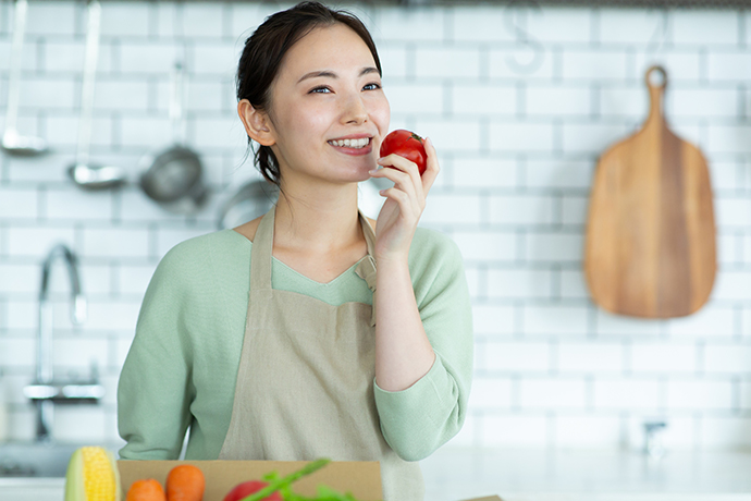 野菜を持つ女性