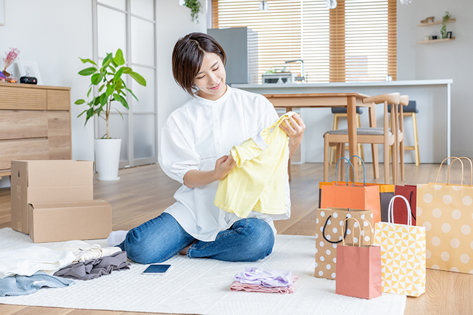 衣類の整理をする主婦