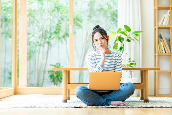 部屋で悩む女性