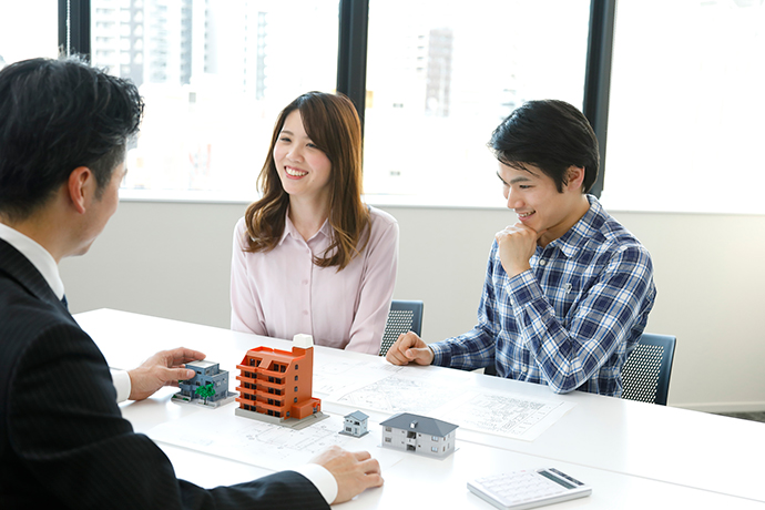 物件の話を聞く男女